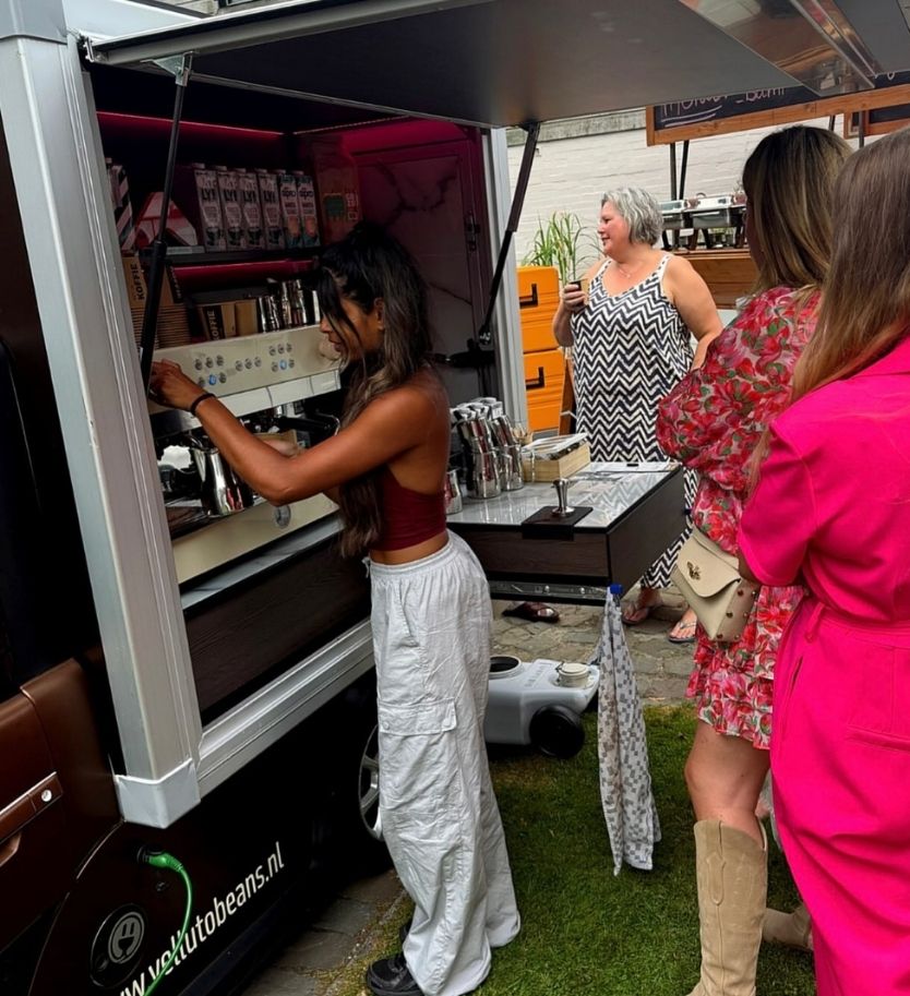Barista Sroes maakt verse koffie vanuit de elektrische koffiekar van Velluto Beans in Groningen